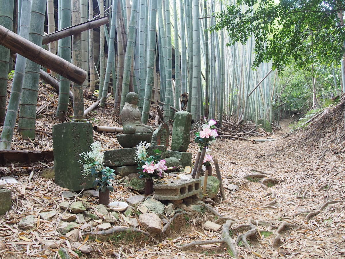 ohenro praying at a temple in Shikoku